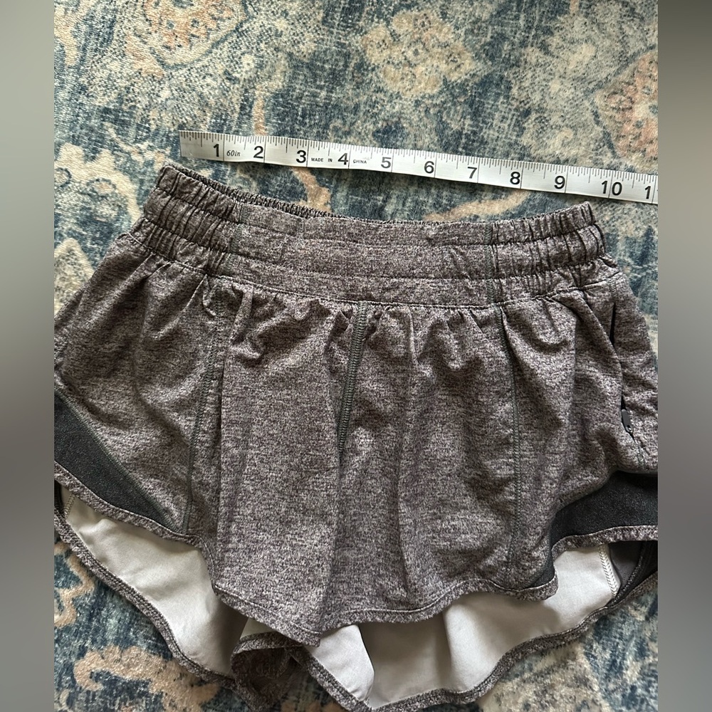 Women’s Heather Gray Active Running Shorts Lululemon Hotty Hots - Picture 7 of 7